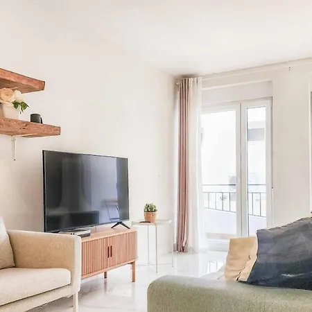 Retreat With Balcony, Steps To Rems Apartment