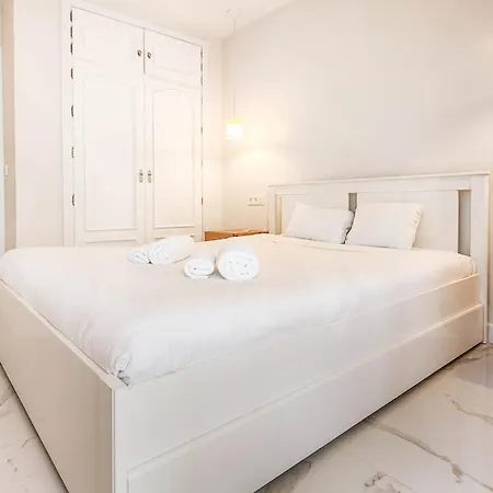Retreat With Balcony, Steps To Rems Apartment *